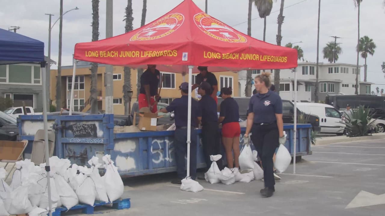 Long Beach abre sitios de sacos de arena ante posible inundación costera por el huracán Rachel