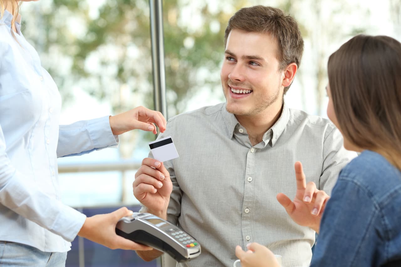 <b>Haz el esfuerzo por pagar la cuenta. </b>Siempre que salgas de cita lleva contigo tu tarjeta o algo de dinero y haz el esfuerzo por pagar la cuenta. Sabemos que tu galán difícilmente aceptará que pagues tu consumo, pero con el simple hecho de intentarlo le dejarás una muy buen impresión.