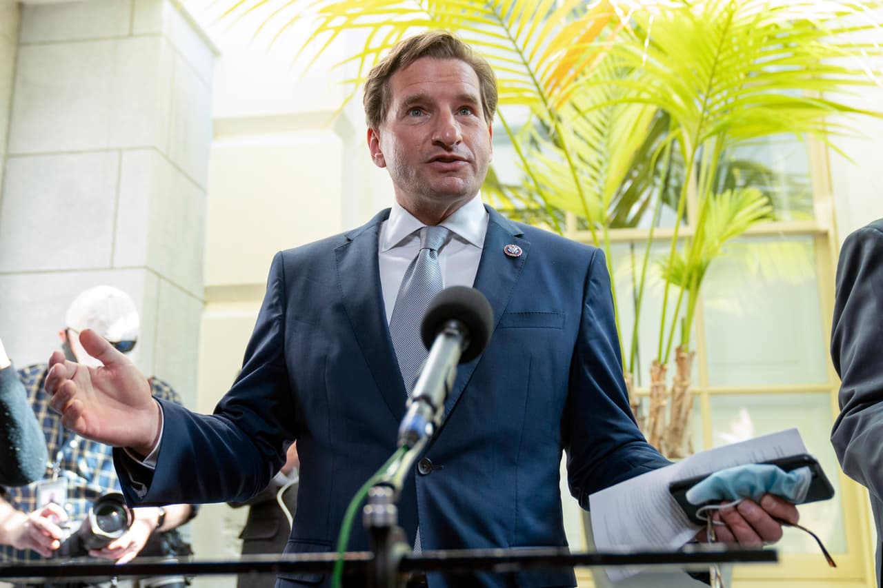 El representante Dean Phillips desafía a Joe Biden por la nominación demócrata a las elecciones presidenciales