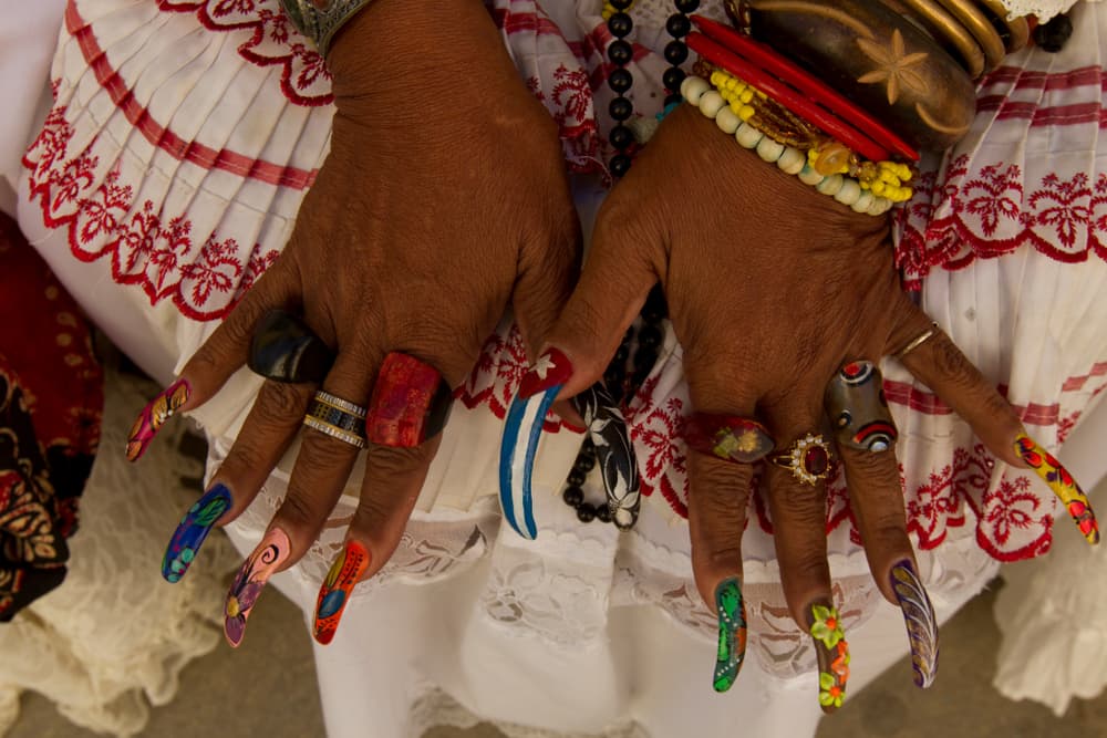 Las cuentas amarillas representan a Oshún, la diosa del amor, la seducción, la feminidad y la riqueza, que se sincretiza con la Virgen de la Caridad del Cobre. Es una diosa muy bella y encantadora, capaz de enamorar o hacer llegar el amor a cualquiera.