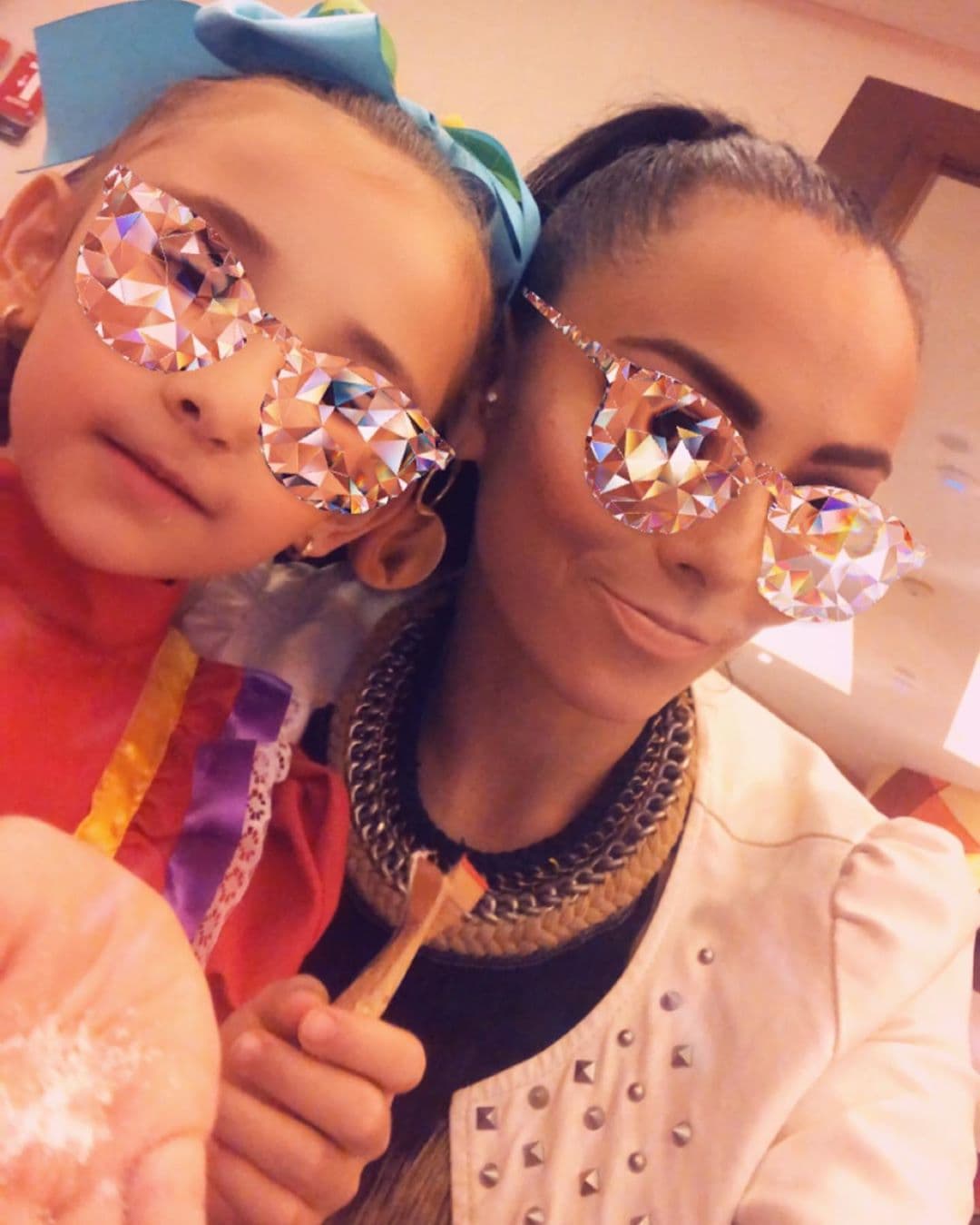 En otros temas, ahora que se acerca el tradicional
<b>Día de Muertos</b>, Montero reiteró que ha hablado con la niña
<b><a href="https://www.univision.com/shows/primer-impacto/ivonne-montero-cuenta-que-su-hija-conocio-a-la-familia-de-su-padre-asesinado-a-tiros-en-mexico-video" target="_blank">acerca de su padre.</a></b>