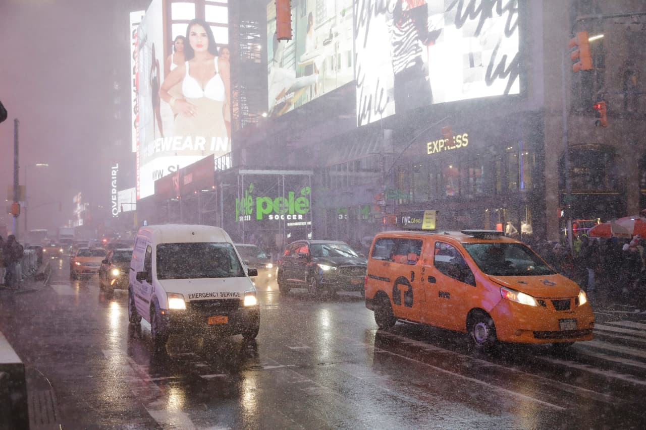Los ciudadanos fueron alertados en sus celulares sobre el fenómeno cerca de las 3:30 de la tarde, con un mensaje que decía “Advertencia de nevada hasta las 4:15 pm EST. Falta de visibilidad repentina. Caminos helados. ¡Ve más despacio!". Más tarde la alerta se extendió hasta las 5:30 pm.
<br>