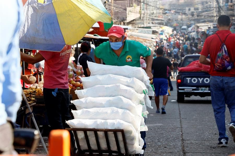 Comerciantes se abastecen este lunes durante la reapertura de los mercados de Tegucigalpa (Honduras).