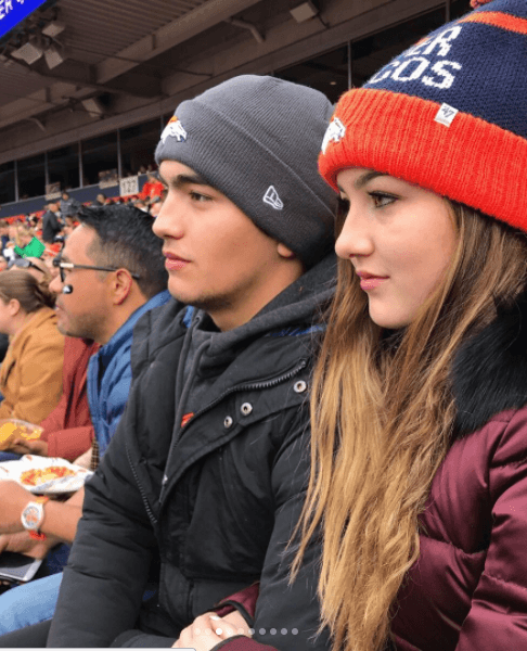 Son aficionados a la NFL y el equipo al que más apoyan es los Broncos de Denver.