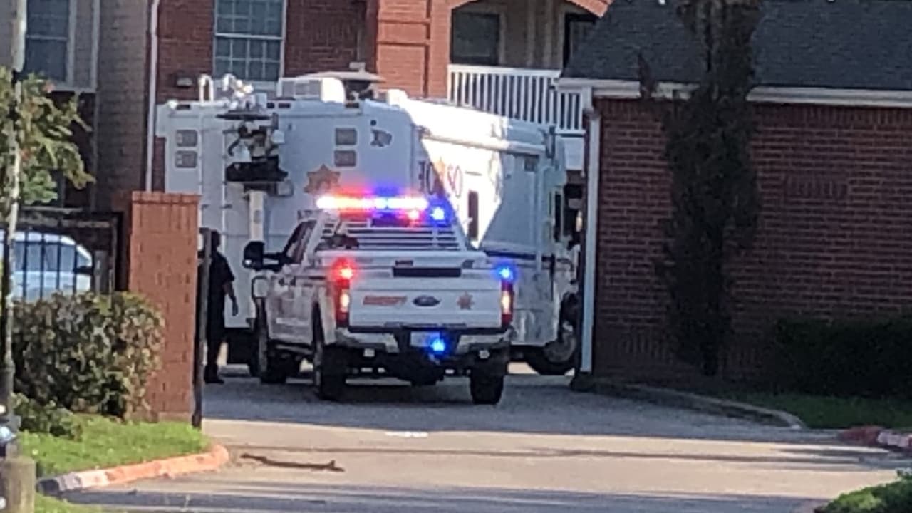 Dos oficiales de policía resulta heridos