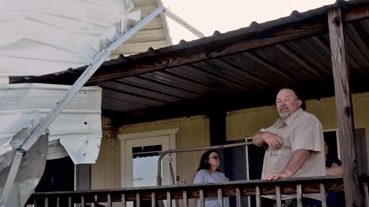 La familia Wilson explicó el pánico cuando escucharon los fuertes ruidos derivados de la tormenta. Parte del techo terminó encima de la casa.
<br>
<br>“Fue muy surreal, las cosas materiales son reemplazables, con tal que tenga a mi familia a mi lado”.