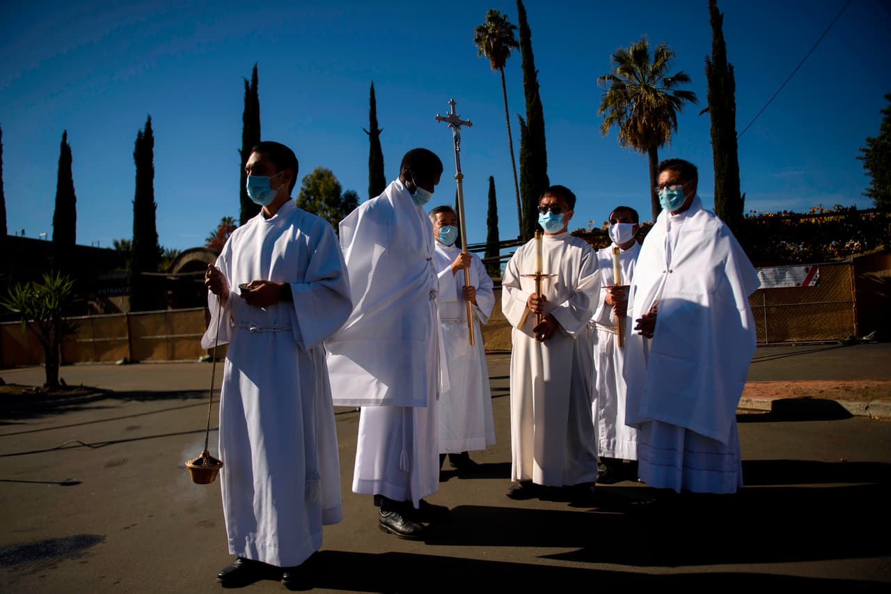 <b>IGLESIAS Y TEMPLOS RELIGIOSOS</b>
<br>
<br>
<b>Toque de queda y nivel morado. </b>Tienen prohibido celebrar misas, bodas o cualquier otro tipo de ceremonia religiosa a puerta cerrada.
<br>
<br>
<b>Nivel rojo.</b> Pueden realizar ceremonias en interiores siempre y cuando limiten su capacidad al 25% o 100 personas, lo que sea menor. Las iglesias están sujetas a restricciones como minimizar los canticos religiosos y no entregar la comunión directo en la boca.