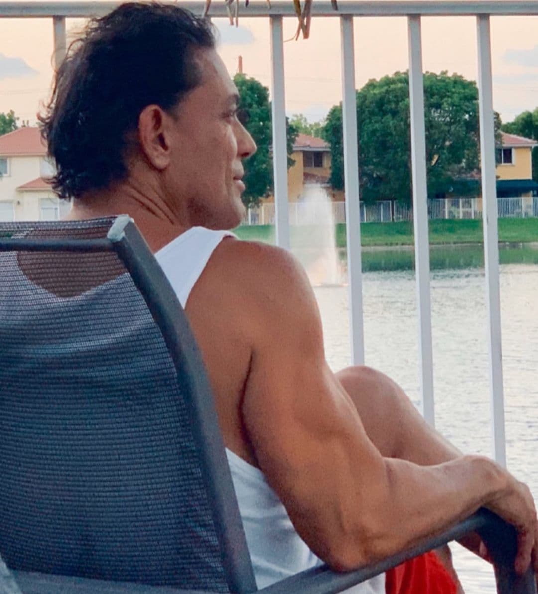 El año pasado se informó que el actor de 59 años había chocado contra un caballo y su jinete en un incidente de auto, en San Juan, Puerto Rico. De acuerdo con informes policiales, el actor está grabando una película en su país de origen.