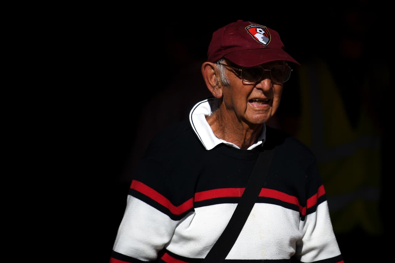 <br>El futbol es una pasión que no tiene edad, color, religión, ni nacionalidad y la Premier League lo demuestra con sus fanáticos antaños.
<br>