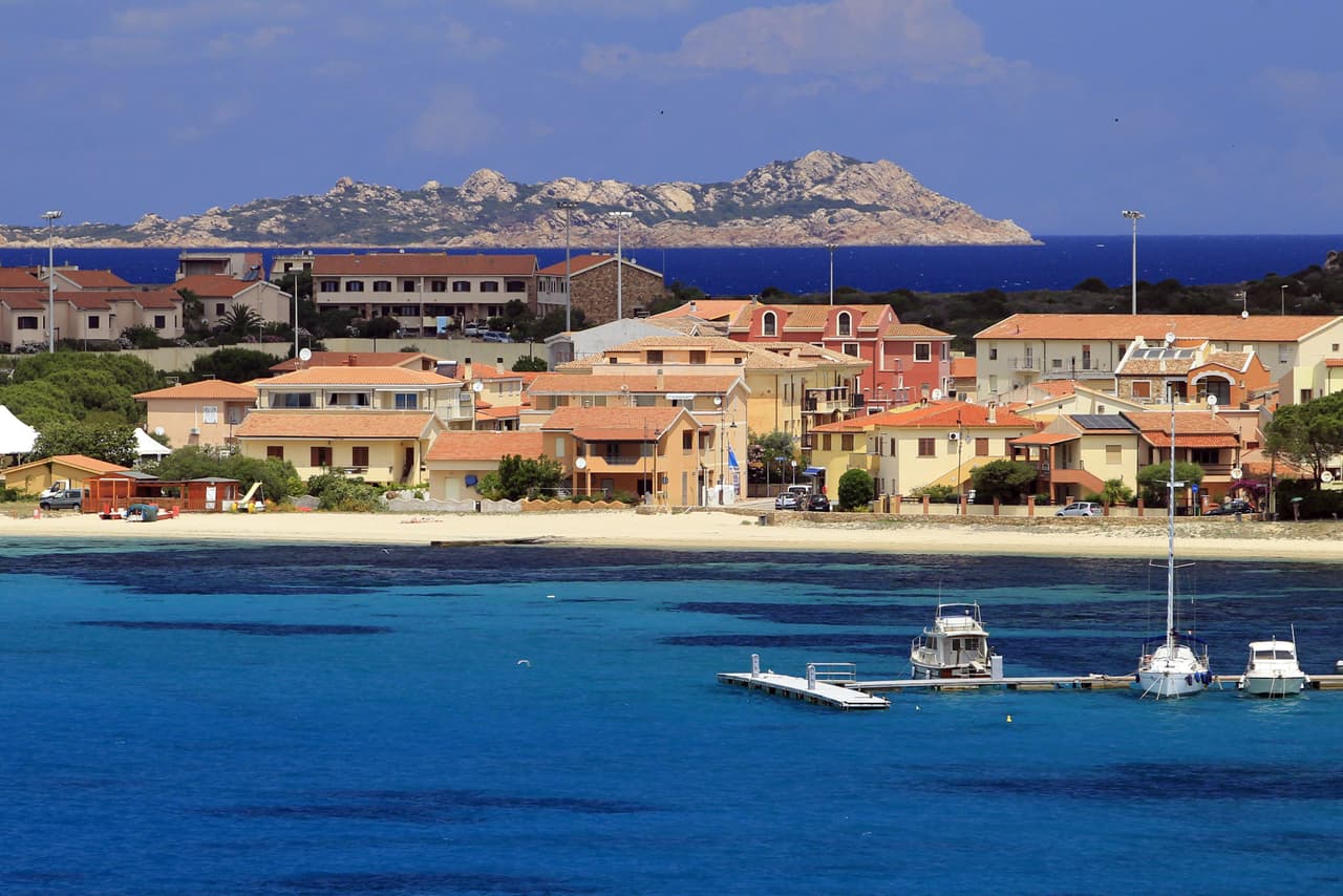 18. Más de 60 millones de turistas visitan Italia cada año, de ahí surge un enigmático lugar que no se conoce aún por los turistas. Se trata de la isla de Sardinia. Para 2020 han desarrollado nuevos itinerarios que llevan a los visitantes a viajes de aventura a lo largo de sus costas y colinas vírgenes de Europa.