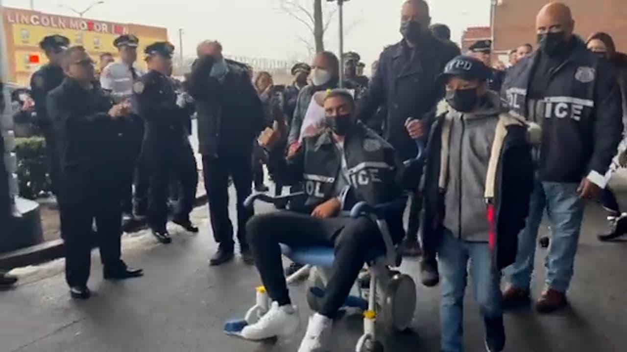 Sale del hospital el policía herido de bala cuando estaba fuera de servicio y lo asaltaron en Queens