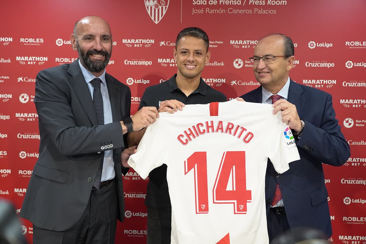 'Chicharito' fue acompañado por el director deportivo del equipo, Ramón Rodríguez 'Monchi' y Juan Castro, presidente de la entidad hispalense. Ha firmado por tres temporadas.