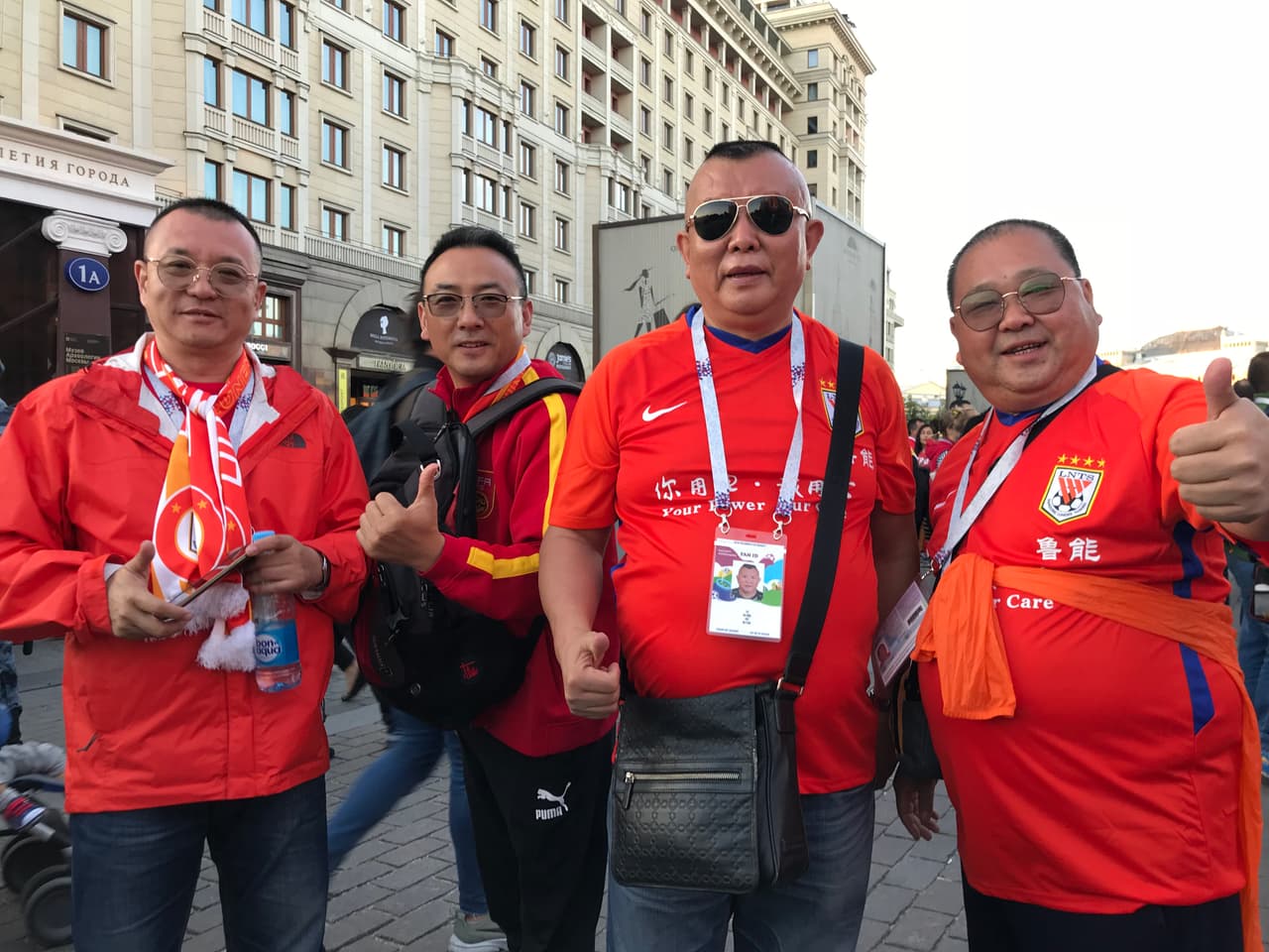 Y como sorpresa, apareció este grupo de aficionados de China, los delatan los escudos de sus camisetas.