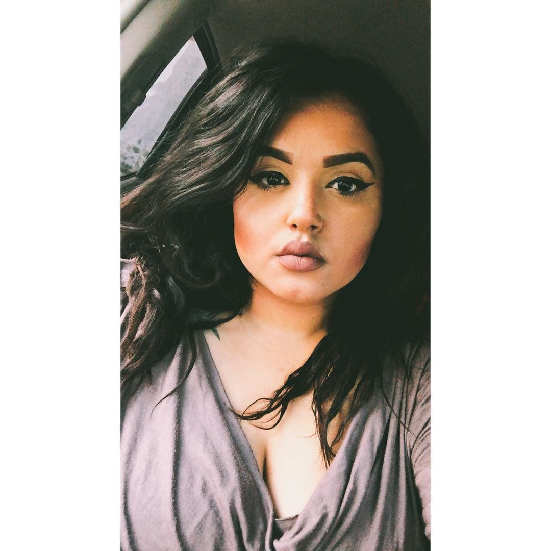 Chiquis fue cuestionada al respecto y la cantante respondió que
<b><a href="https://www.univision.com/shows/el-gordo-y-la-flaca/no-se-que-problema-tenga-conmigo-chiquis-reacciono-a-las-fuertes-declaraciones-que-hizo-su-prima-video">la llamaría y buscaría </a></b>para ver qué le molestaba y cómo podían mejorar la relación. Pero la situación empeoró, Abigail (foto), hermana de Ayana, denunció en redes sociales que su prima y Jenicka fueron a buscarla en la madrugada bajo los efectos del alcohol, con una actitud agresiva, y la desafiaron a que saliera a la calle a resolver sus problemas.
<br>