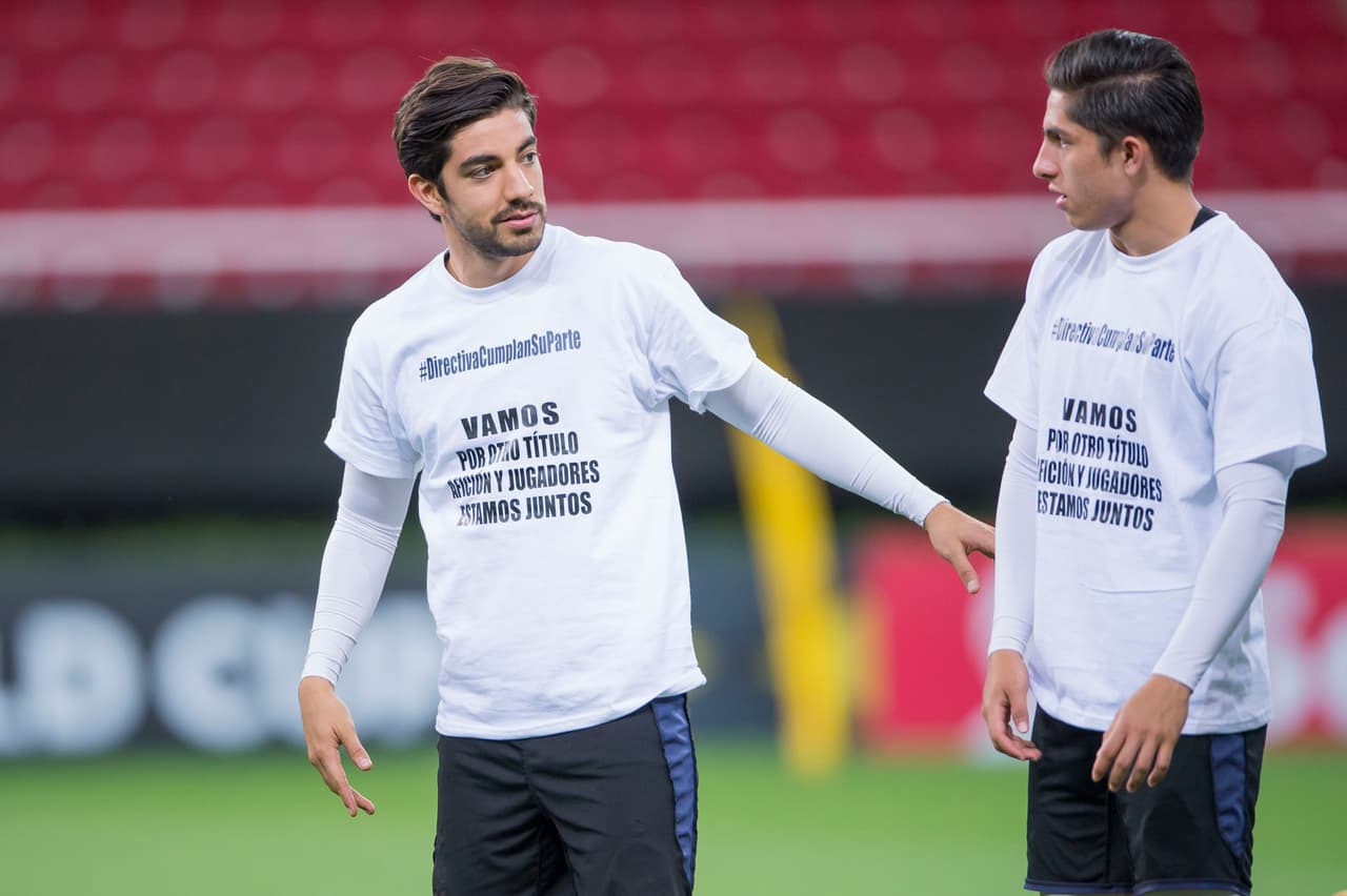 La polémica se tomó el último entrenamiento de las Chivas antes de la final de la Concacaf Liga de Campeones en el estadio Akron. Los jugadores del Rebaño cumplieron la sesión con unas playeras de protesta por la deuda que tiene la directiva con ellos en cuanto a unos premios pactados. El ambiente se caldea a menos de 24 horas del decisivo partido ante Toronto F.C.