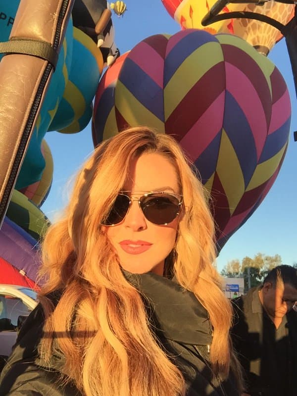 Mientras muchos pensaron que la bella rubia andaba solita disfrutando del festival del globo en León hace un mes...