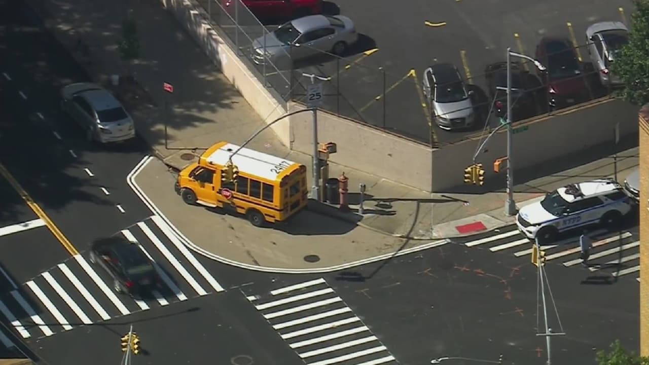 Estudiante de 17 años es apuñalado frente a escuela del Bronx; buscan a dos sospechosos