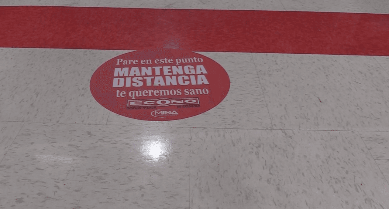 Algunos comercios promueven el distanciamiento social, por ejemplo
<a href="https://www.univision.com/local/puerto-rico-wlii/supermercados-econo-establecen-horario-especial-para-adultos-mayores-por-el-coronavirus">Econo habilitó un horario especial</a> para personas de edad avanzada.