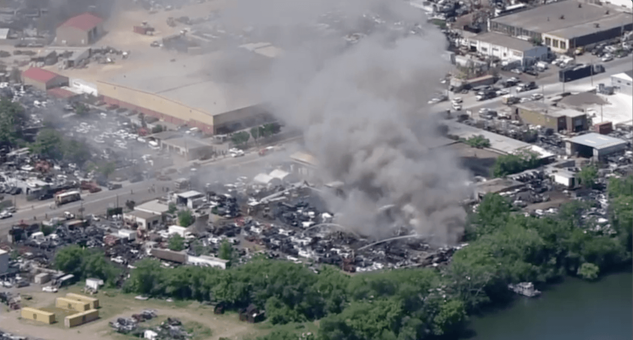 Bomberos combaten incendio en un depósito de chatarra al suroeste de Filadelfia