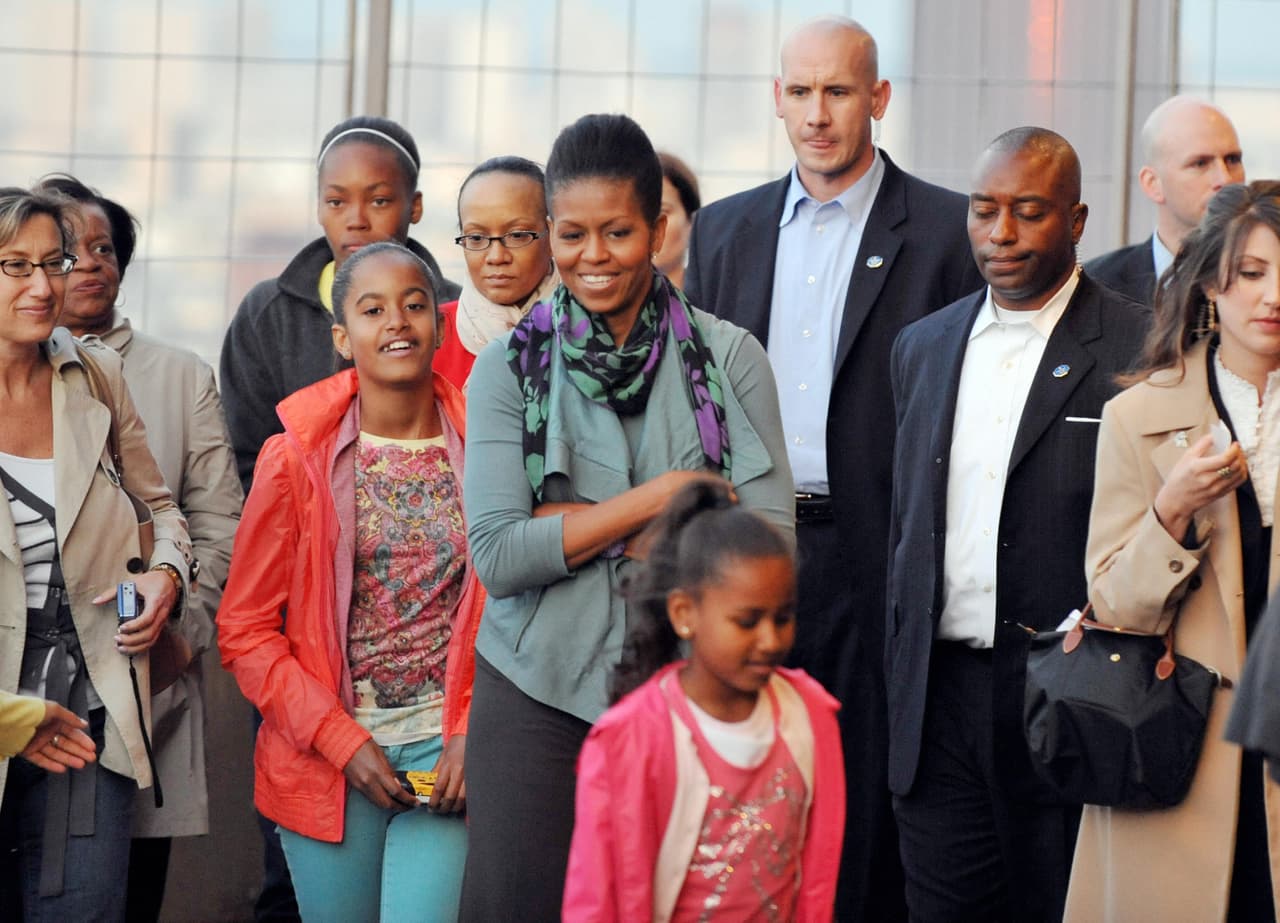 Y por qué no sacar tiempo para visitar en familia la Torre Eifel en París, mientras Barack Obama se encargaba de atender importantes ceremonias en Francia, la familia hacía uno de sus primeros viajes internacionales.