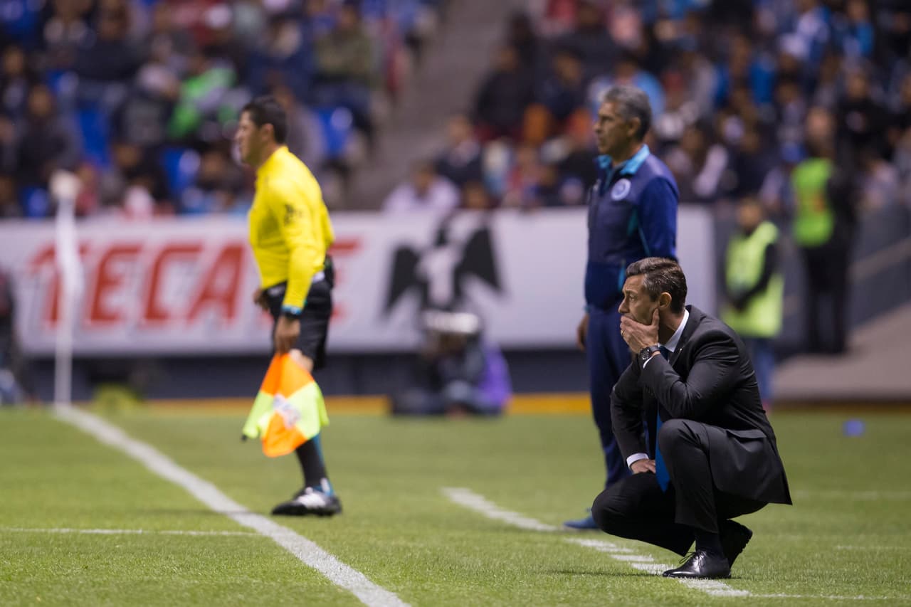 El técnico Pedro Caixinha tuvo que aplicar una estrategia contundente para evitar dar ventajas defensivas, pero con la necesidad en su espalda.