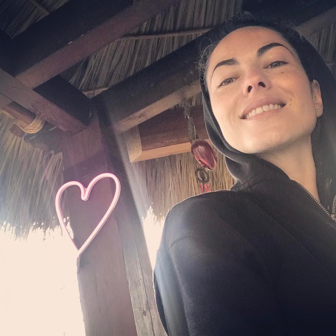 Pero
<b><a href="http://www.univision.com/temas/barbara-mori">Mori</a></b> no se quedó conforme, y hace unas horas compartió esta imagen en la que se le ve recién despierta, afirmando que sólo se necesita una gran sonrisa para verse divina y enamorar a quien se le ponga enfrente.