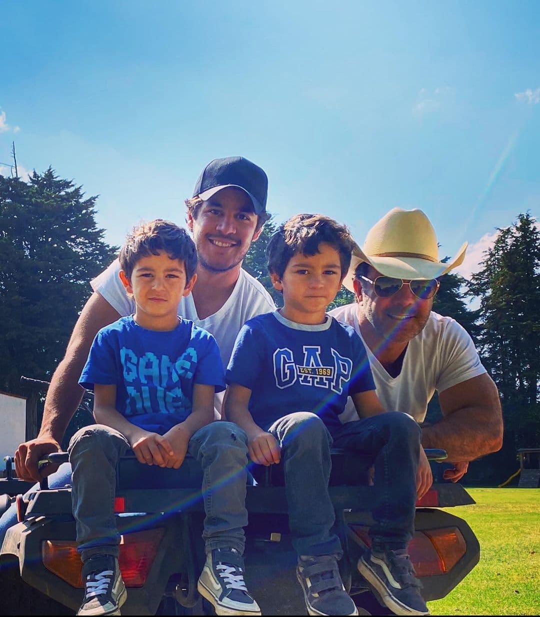 El actor, quien recientemente
<b><a href="https://www.univision.com/famosos/eduardo-capetillo-novela-netflix-donde-hubo-fuego" target="_blank">anunció su regreso a la actuación</a></b> como protagonista en una serie de Netflix, celebró la vida del mayor de sus hijos varones.