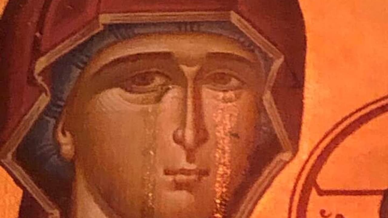 La Virgen, presuntamente llorando.