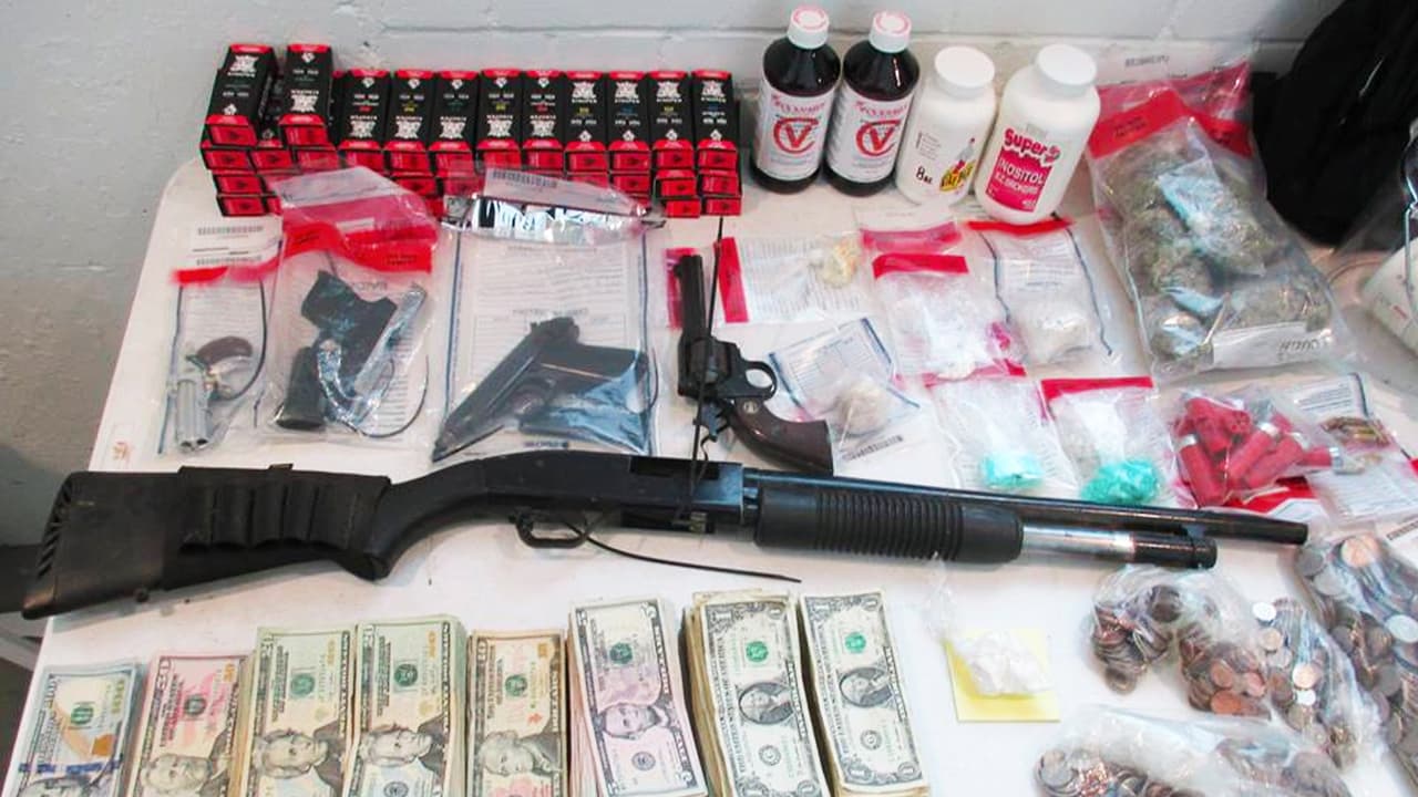 Esto fue lo que encontraron en una vivienda abandonada en el sector del East End en Houston: un supuesto negocio de distribución de narcóticos.