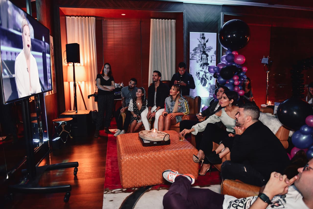 Como si estuvieran en la sala de su casa, así vieron los invitados a la Viewing Party el primer episodio de Reina de la Canción.