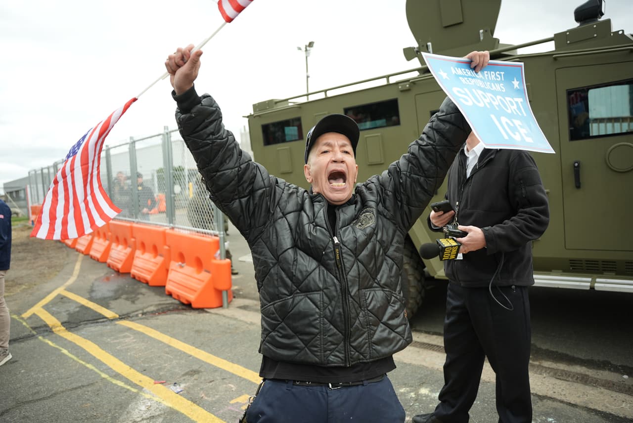 Manifestantes que respaldan las acciones de los agentes del ICE se reúnen afuera del centro de detención Delaney Hall, en Newark.