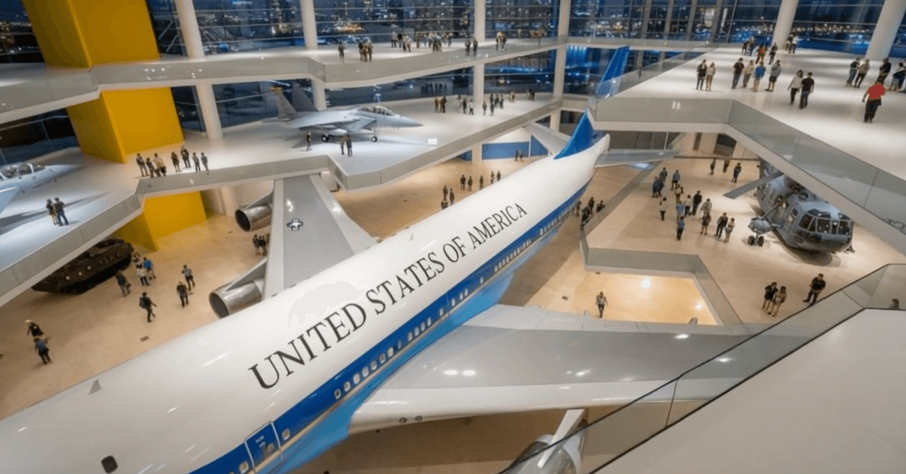 Y lo que parece una réplica del Air Force One.
