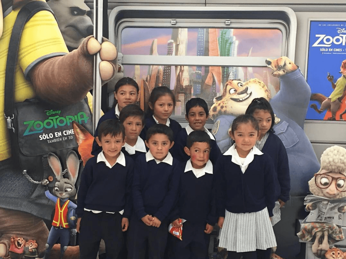 Shakira compartió en Instagram: "Hoy 2,800 alumnos de la Fundación Pies Descalzos fueron a ver #Zootopia gracias a Compromiso Disney! Cómo ven están ZOOPER felices!".