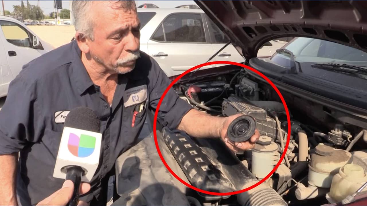 ¿Cuál es
<b>la importancia de revisar el tapón del radiador</b> y cómo podemos saber todavía funciona? “Te indica que está bien porque
<b>el empaque está blandito</b>, ya
<b>si se pone mas blandito, ya no sirve, ya no tapa bien y empieza a calentarse el agua por el tapón también</b>”, explica Fernández.
<br>