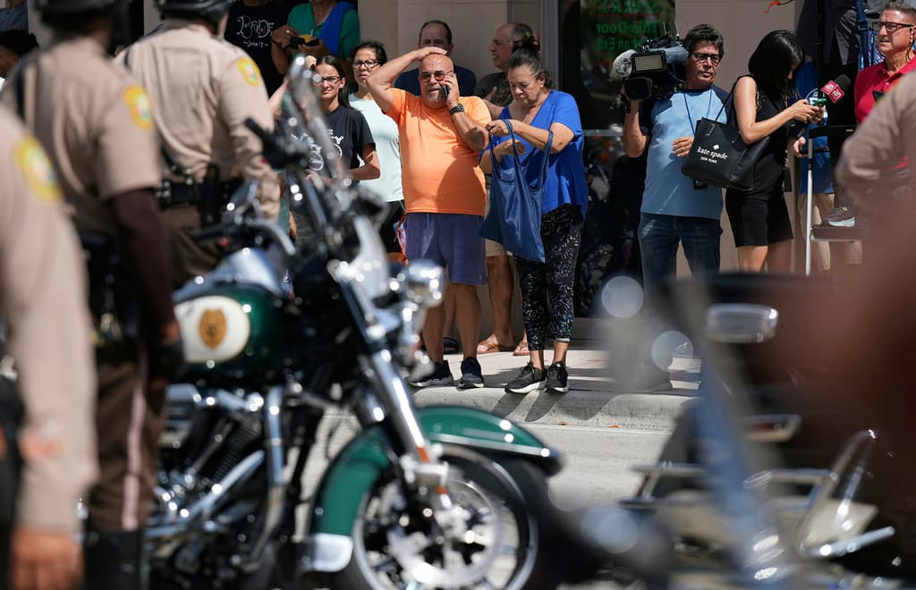 Después de visitar Versailles, Trump fue al aeropuerto y regresó en avión a su club de golf de Bedminster, en Nueva Jersey, donde pronunció un discurso ante cientos de seguidores.
<br>