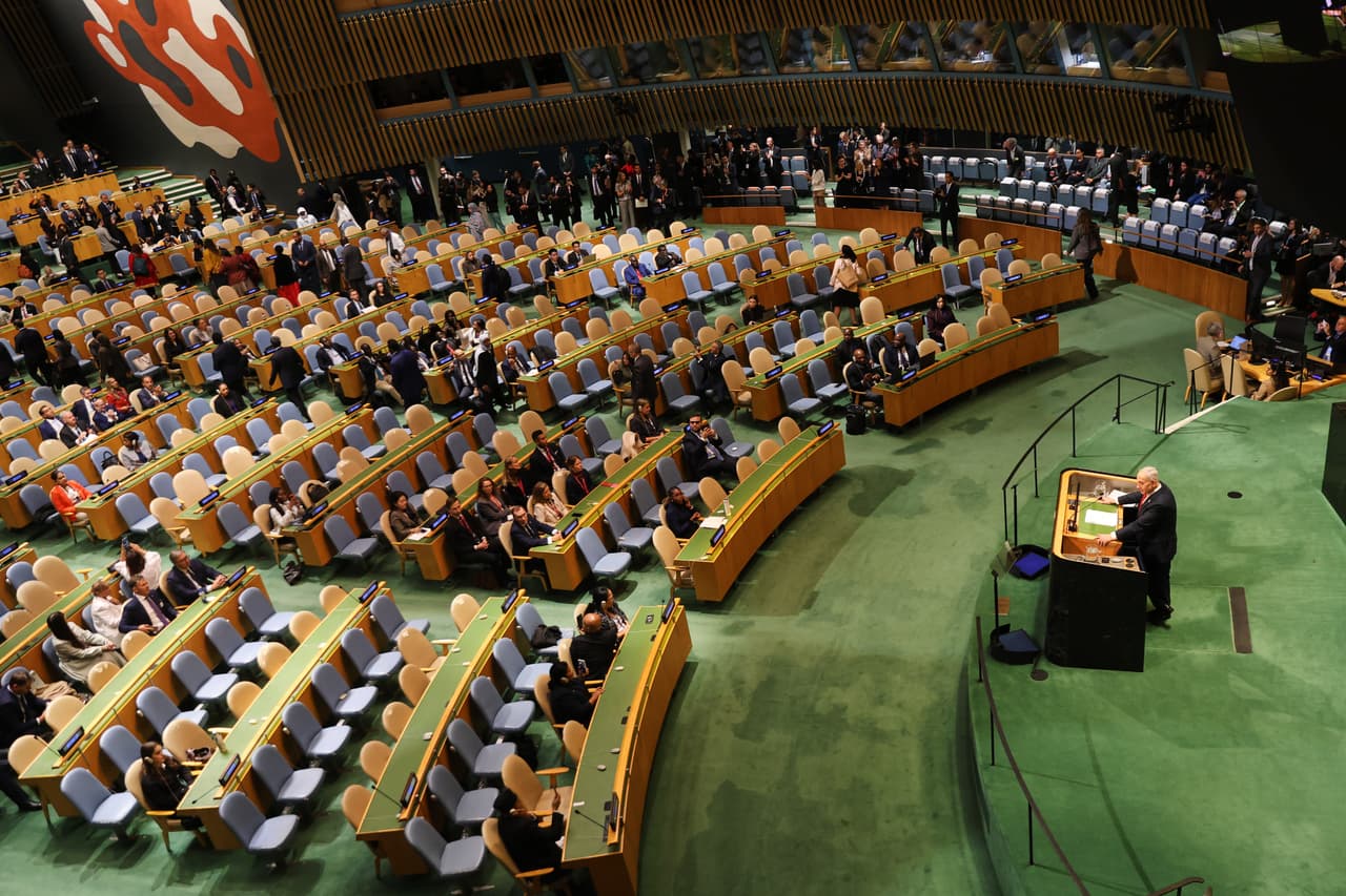Varios delegados abandonan la sala mientras el primer ministro israelí, Benjamin Netanyahu, interviene durante la 81.ª sesión de la Asamblea General de las Naciones Unidas en la sede de la ONU, el jueves 24 de septiembre de 2026.