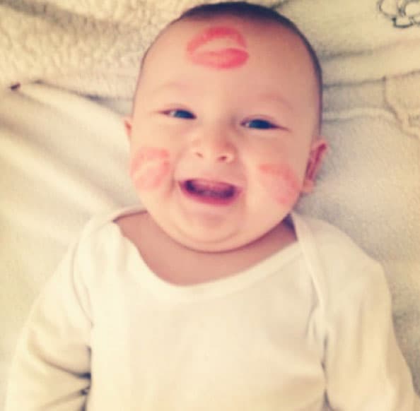 Adriana compartió varias fotos de su adoración en sus redes sociales.