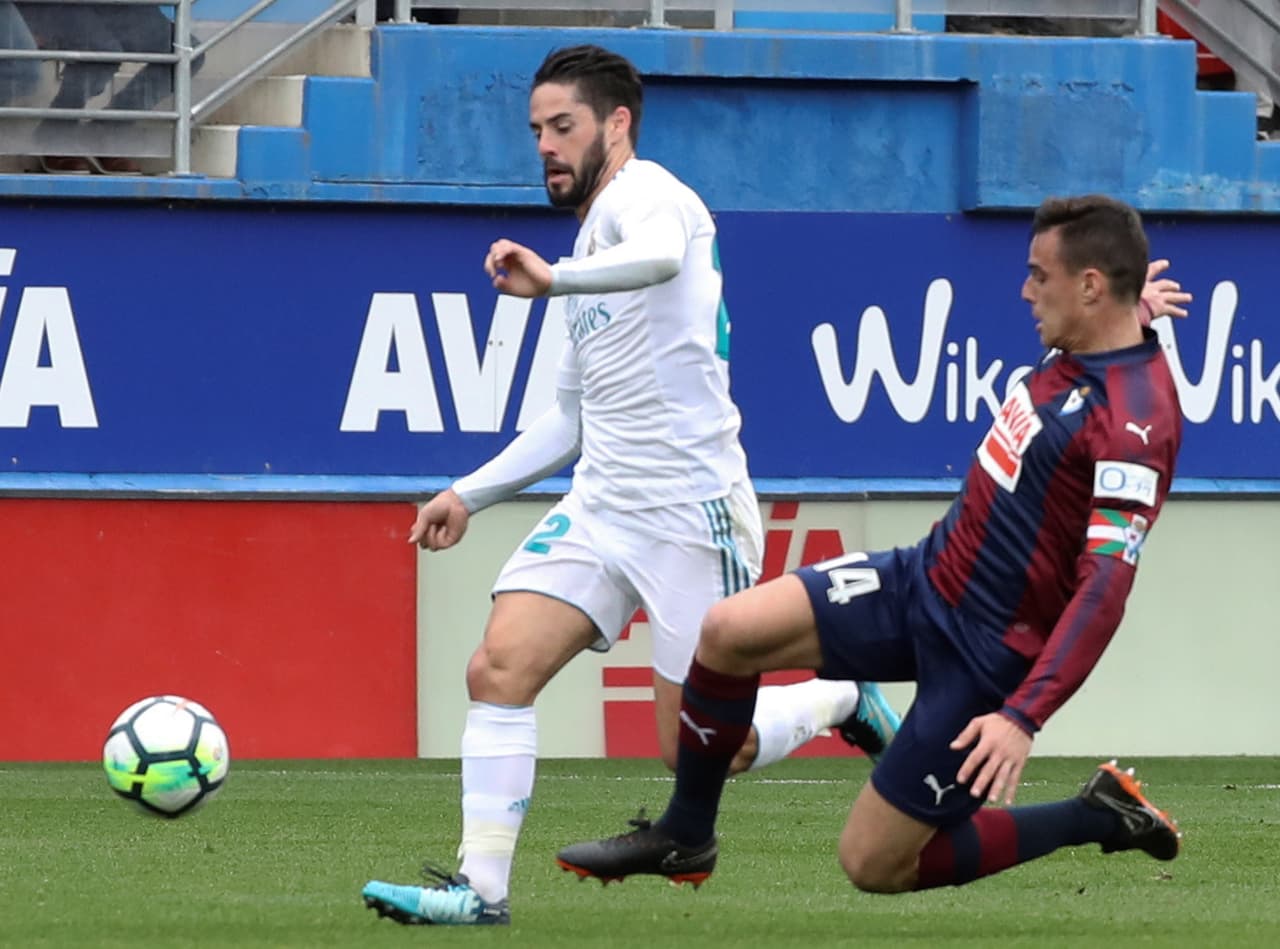 La entrada de Isco en la zona de volantes y de Benzema en la delantera hizo más peligros al Real Madrid.