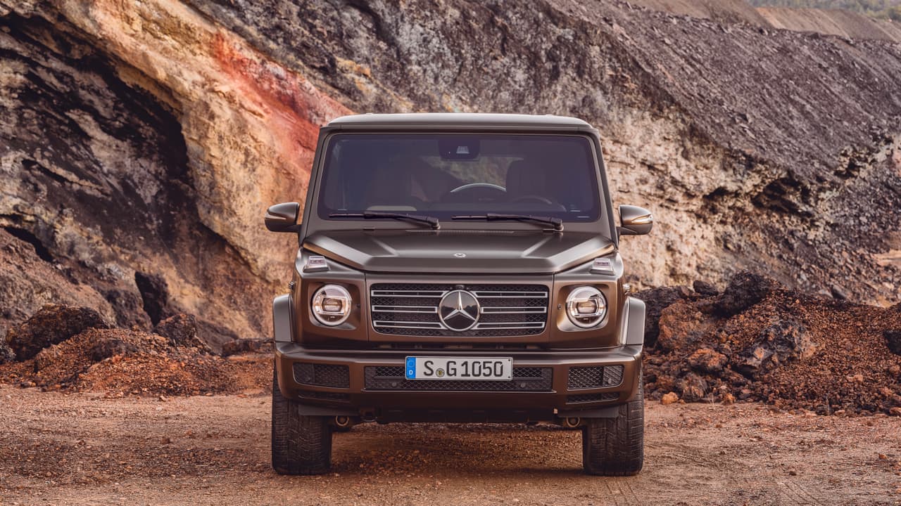 La única versión presentada en el evento fue la
<b>Mercedes-Benz G550</b>, las versiones Mercedes-AMG llegarán más adelante. Bajo el capó de la G550 conseguimos el mismo
<b>V8 4.0 biturbo que produce 416 caballos de fuerza y 450 libras pie de torque</b>, sin embargo, esta vez el motor llega acoplado a una nueva transmisión automática
<b>de 9 velocidades</b> lo que deberá mejorar su performance y economía.