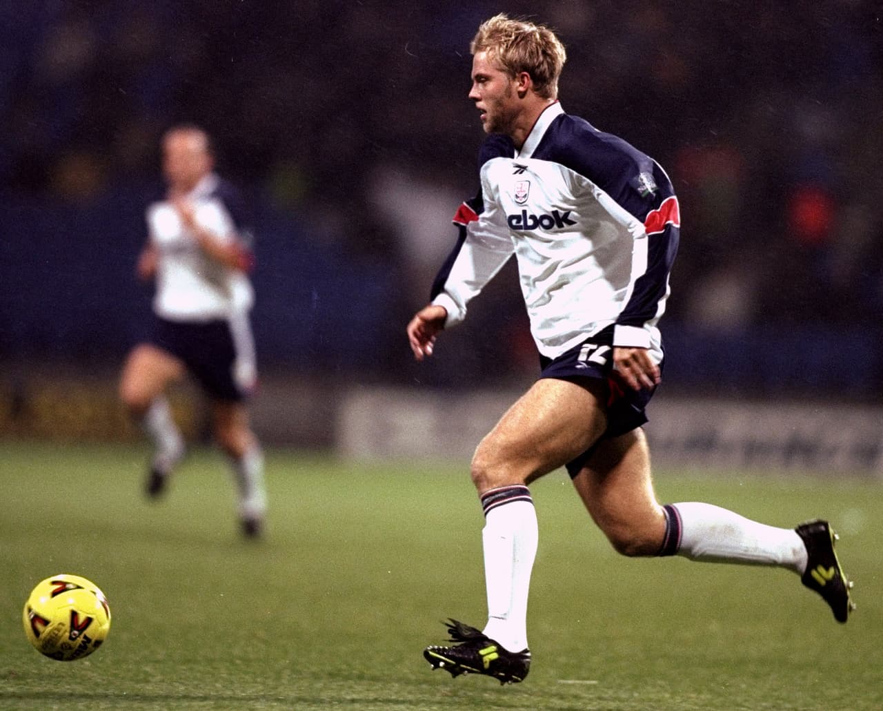 La historia del joven maravilla de Islandia se escribe en su debut profesional en su país a los 16 años y sus inicios con selección a sus 17 años, donde debutó sustituyendo a su propio padre.