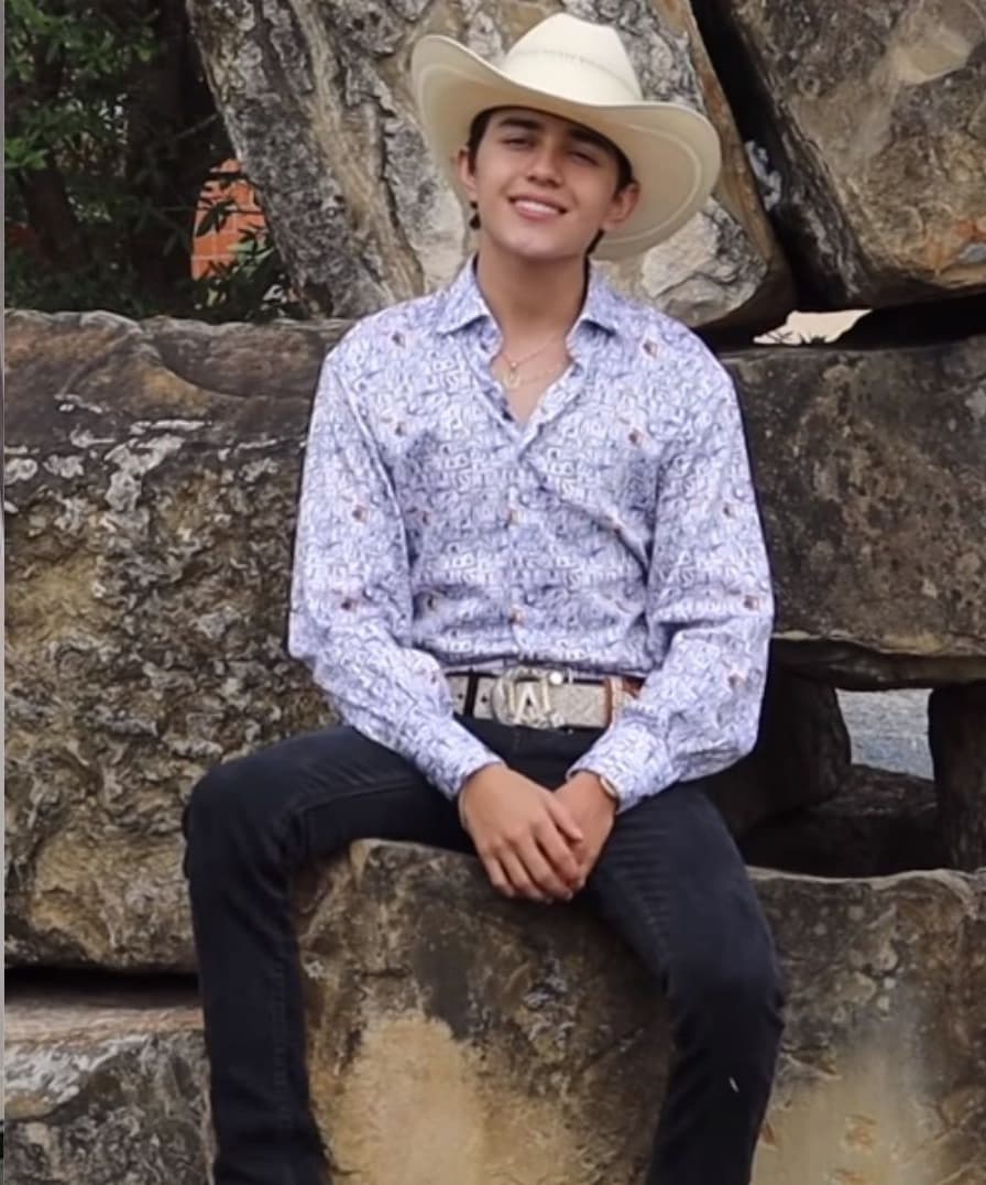 En su canal de YouTube tiene un video músical de la canción 'Nunca voy a olvidarte'.