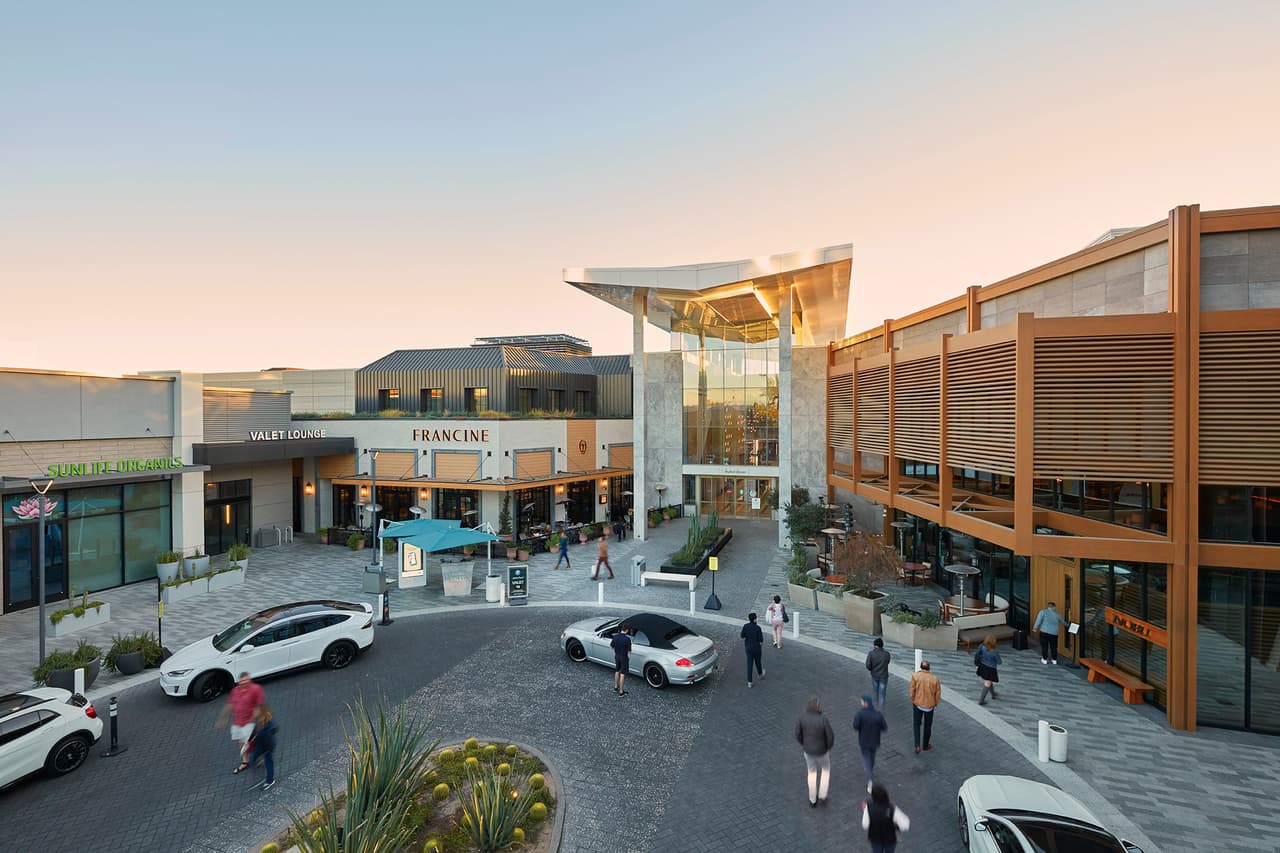 Más de 20 tiendas del centro comercial Scottsdale Fashion Square contratarán personal en la feria de trabajo este sábado