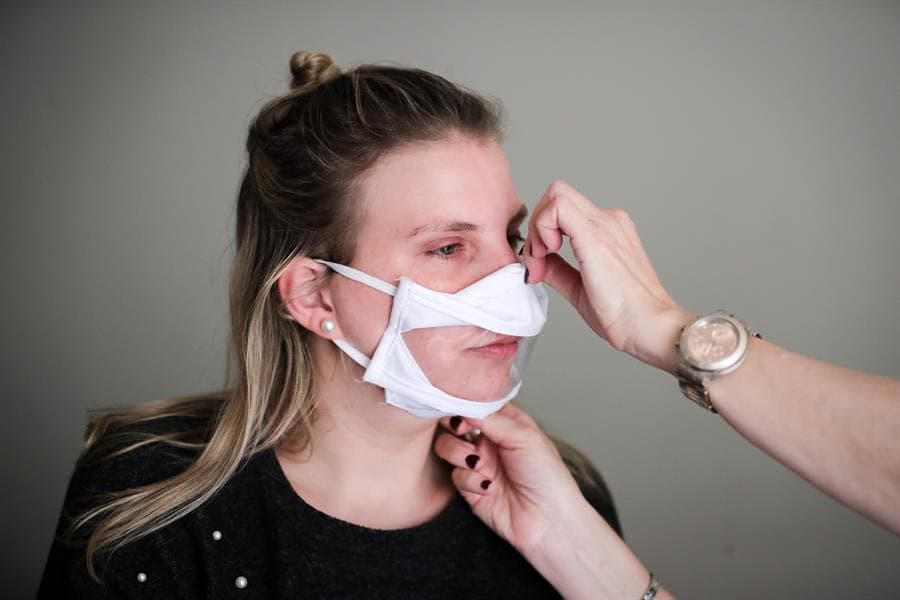 La uruguaya Mariel Lichtmann usa una máscara transparente el 6 de noviembre de 2020, en Montevideo, Uruguay.