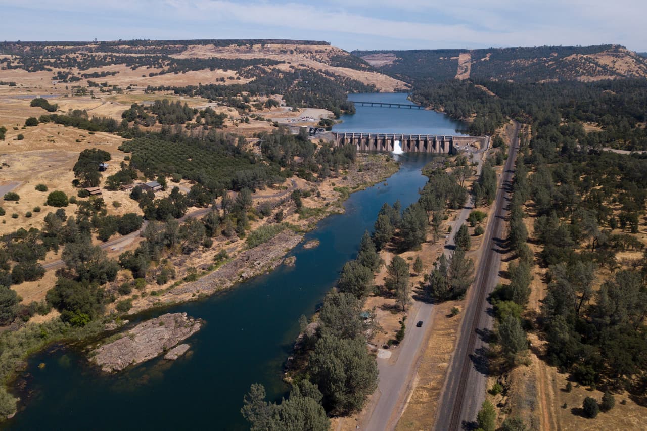 En esta imagen área del 27 de mayo, el agua fluye del río Feather debajo del lago. Cerca de 25 millones de personas dependen del agua que viene de la reserva. A principios de mayo, el gobernador Gavin Newsom
<a href="https://www.univision.com/local/fresno-kftv/newsom-decreta-estado-emergencia-para-41-condados-california-sequia">expandió la emergencia por sequía en el estado</a>. Ahora son 41 condados, con cerca de un 30% de la población de California.