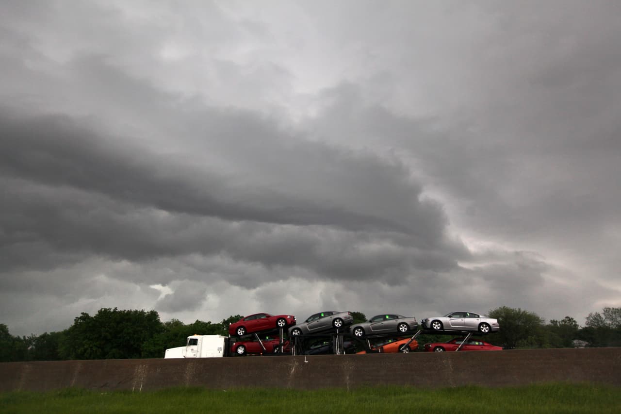Aunque ya no hay avisos de tornados activos en el área de Dallas-Fort Worth, sí pronostican un frente frío