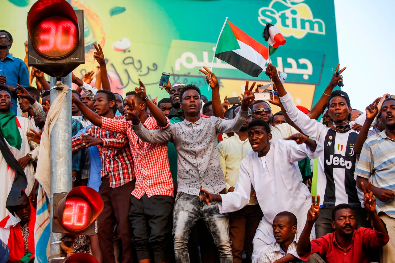 Bashir tomó el poder en un golpe militar de 1989. Se había enfrentado a 16 semanas de manifestaciones provocadas por el aumento de los precios, el alto desempleo y el aumento de la represión.