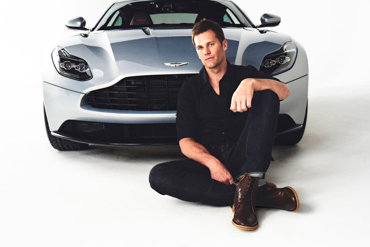 En mayo de 2017, Tom Brady fue contratado para ser imagen de la marca inglesa de autos
<b>Aston Martin </b>y de paso servir como acompañante de su modelo DB11. Desde ese momento, el jugador de fútbol americano ya no solo tuvo que vender camisetas y boletos para partidos, sino autos de súper lujo.