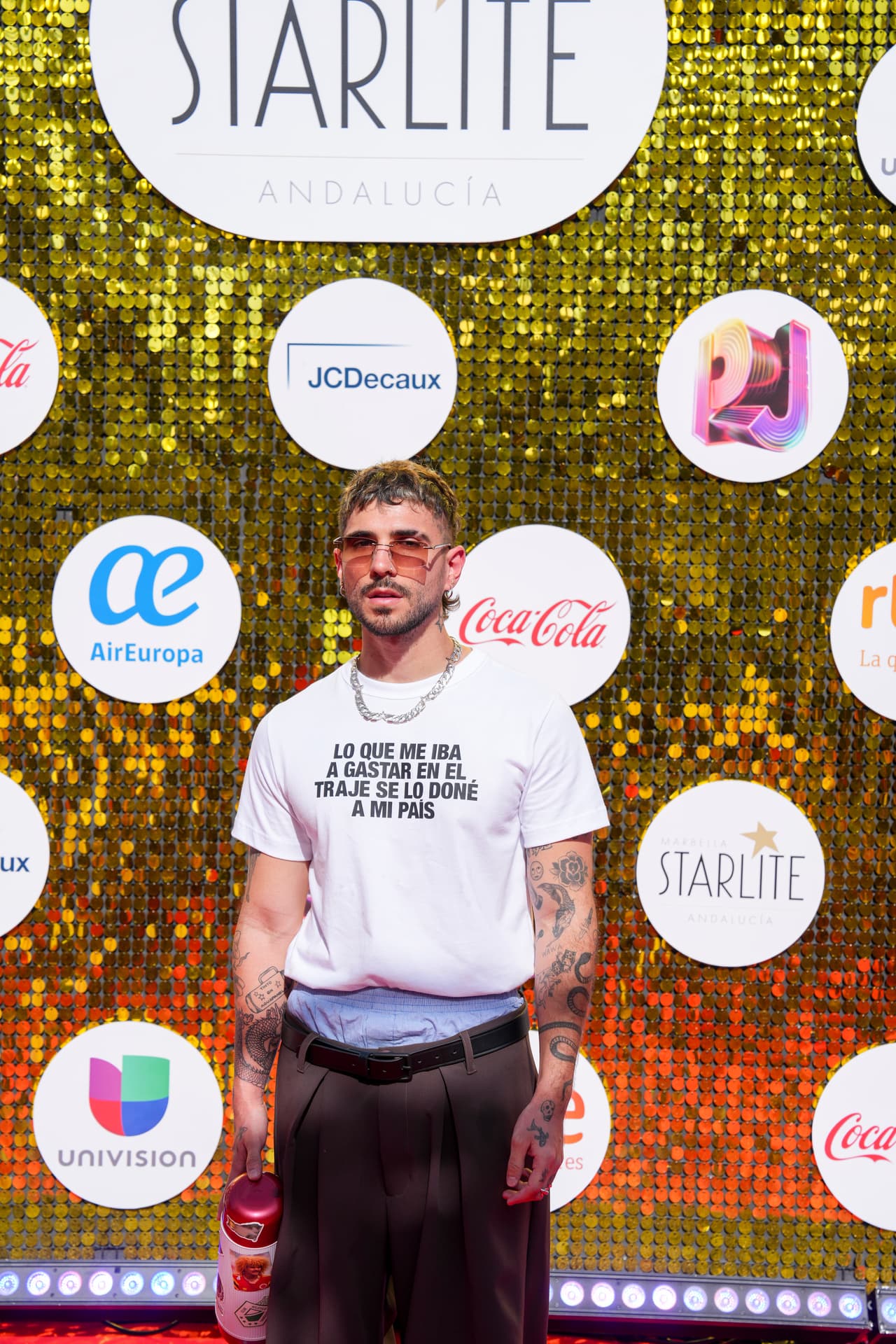 Este fue el mensaje del cantante colombiano Juan Duque en su playera.