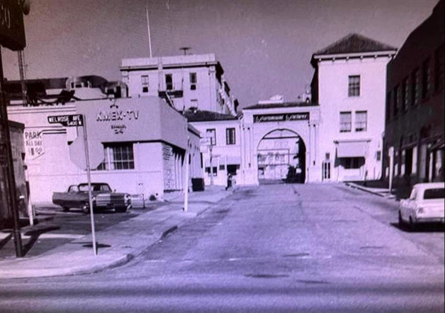 El domingo 29 de septiembre de 1962 a las 3:00 p.m., el canal 34 KMEX-TV inició su transmisión televisiva para la comunidad hispana de Los Ángeles.