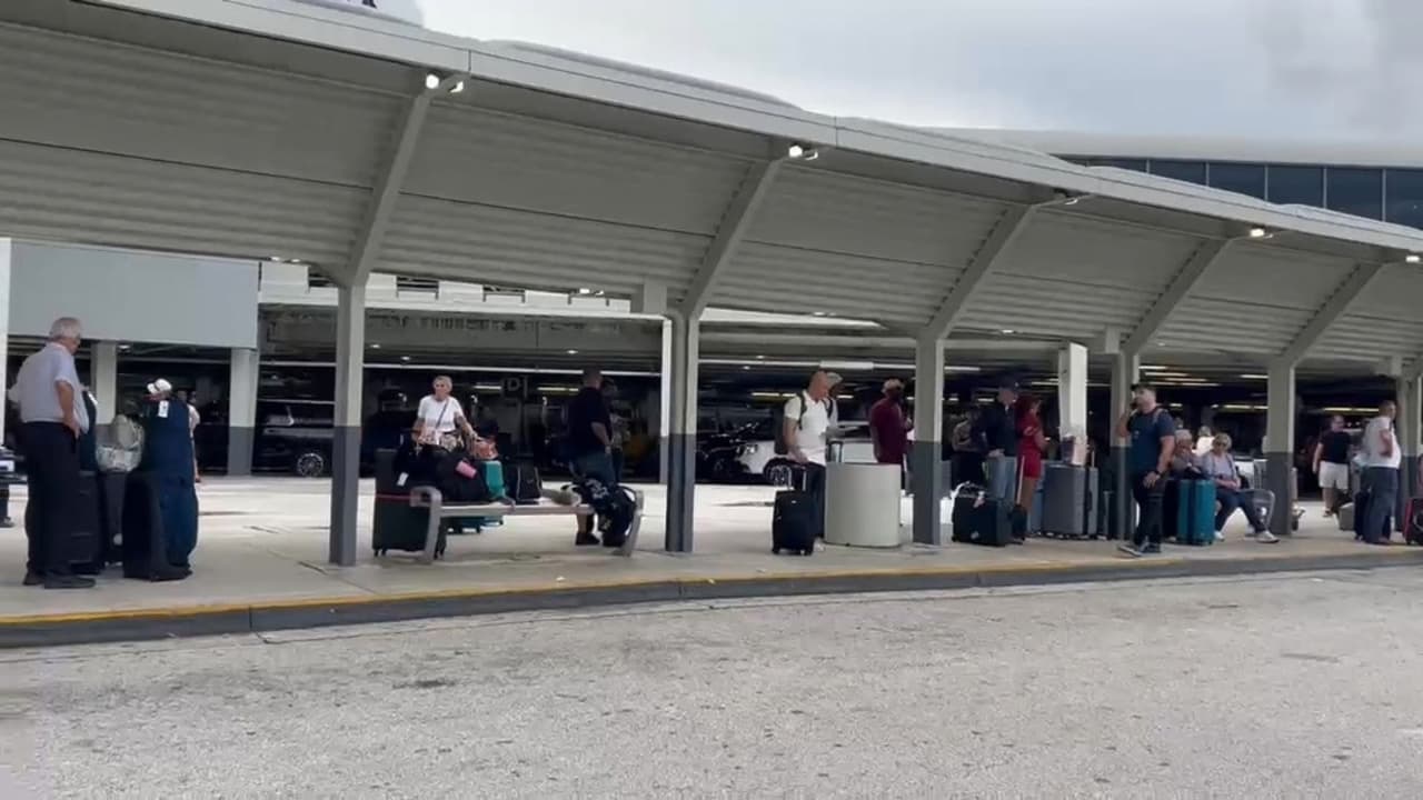 La movilización policial causó demoras para recoger a los viajeros que llegaban al aeropuerto.